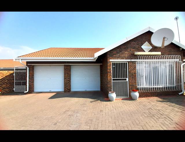 3 BEDROOM TOWNHOUSE FOR SALE IN ARCON PARK